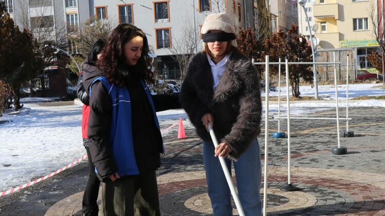 Oltu'da beyaz bastonla farkındalık