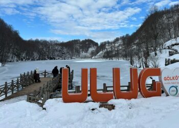 Ordu'daki Ulugöl buz tuttu