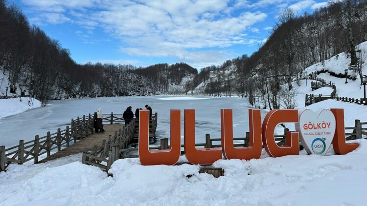 Ordu'daki Ulugöl buz tuttu