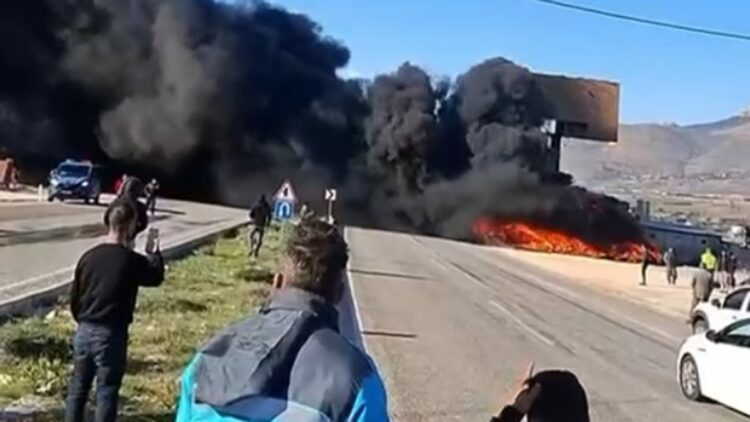 Oto lastikçide çıkan yangın nedeniyle kara yolunda ulaşım aksadı