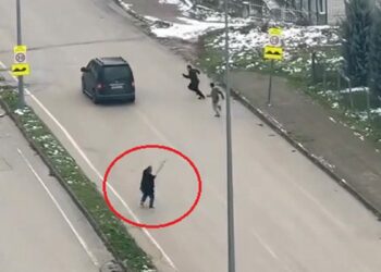 Otobüs şoförü kar topu atan çocukları sopayla kovaladı