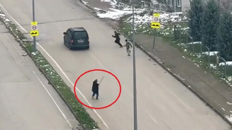 Otobüs şoförü kar topu atan çocukları sopayla kovaladı