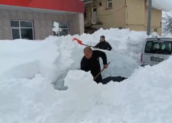 Ovacık'ta kar kalınlığı 1,5 metreye ulaştı