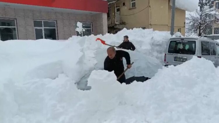 Ovacık'ta kar kalınlığı 1,5 metreye ulaştı