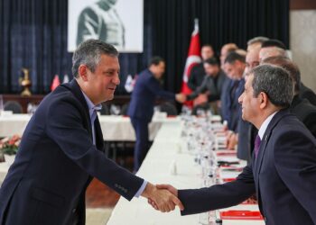 Özgür Özel, il başkanları ve kanaat önderleri ile görüştü