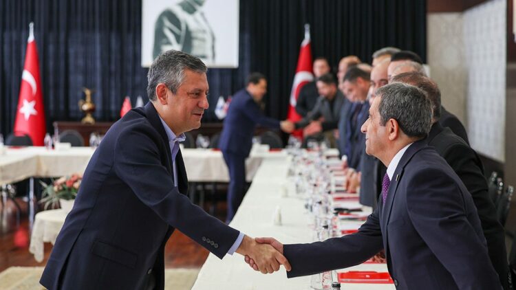 Özgür Özel, il başkanları ve kanaat önderleri ile görüştü