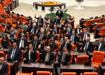 Özgür Özel'den, CHP'nin TBMM'deki 'Emekli nöbeti'ne destek