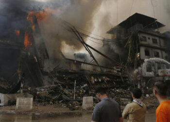 Pakistan'da alışveriş merkezinde yangın: 6 ölü