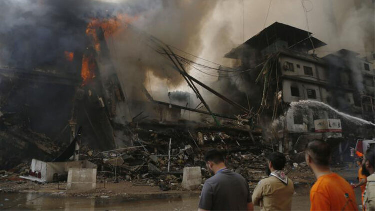 Pakistan'da alışveriş merkezinde yangın: 6 ölü