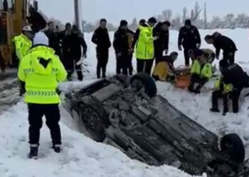 Polis aracı şarampole devrildi: 2 yaralı