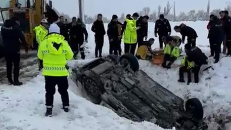 Polis aracı şarampole devrildi: 2 yaralı