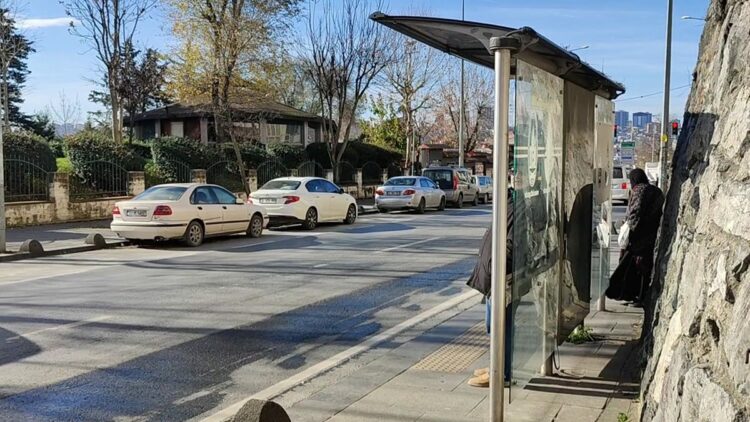 Puset içerisinde otobüs durağına bırakılan 1 aylık bebek koruma altına alındı