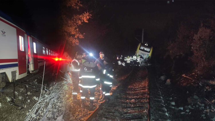 Raydan çıkan trenin lokomotifi yerine oturtuldu