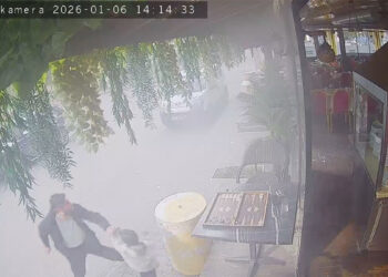 Restoranın klima ünitesinde yaşanan patlama güvenlik kamerasında