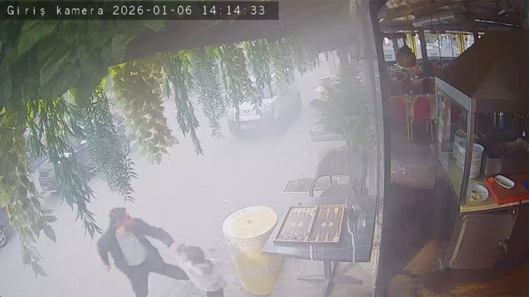 Restoranın klima ünitesinde yaşanan patlama güvenlik kamerasında