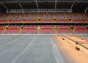 RHG Enertürk Enerji Stadyumu'nun zeminine naylon örtü serildi