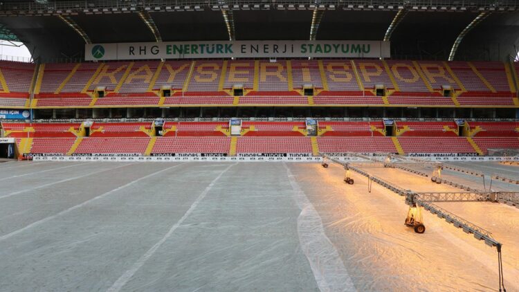 RHG Enertürk Enerji Stadyumu'nun zeminine naylon örtü serildi