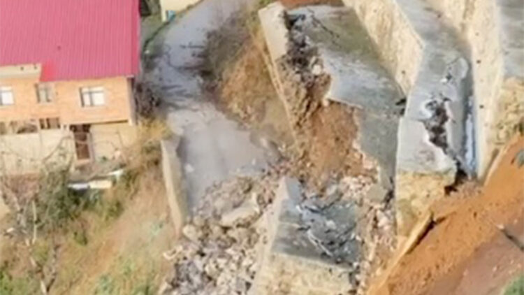 Rize'de istinat duvarı heyelan nedeniyle çöktü