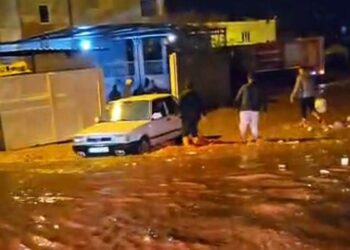 Reyhanlı'da sağanak yağış, su baskınlarına neden oldu