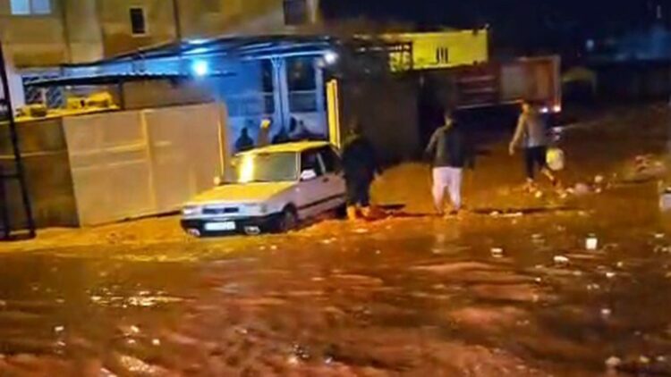 Reyhanlı'da sağanak yağış, su baskınlarına neden oldu