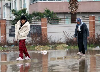 Rögarı olmayan sokak yağmur suyuyla doldu