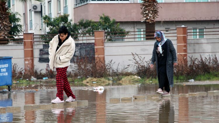 Rögarı olmayan sokak yağmur suyuyla doldu