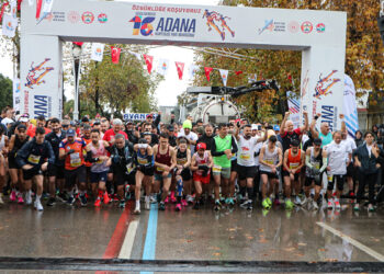 16'ncı Uluslararası Adana Kurtuluş Yarı Maratonu'na 3 bin kişi katıldı