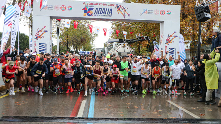 16'ncı Uluslararası Adana Kurtuluş Yarı Maratonu'na 3 bin kişi katıldı