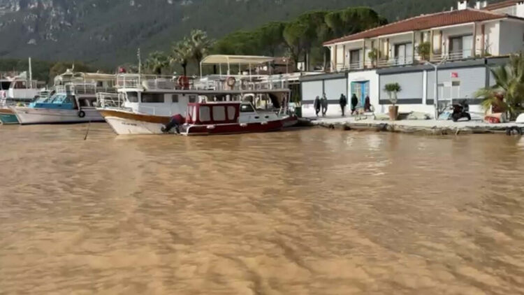 'Sakin Şehir' ünvanlı Akyaka Mahallesi'nde denizin rengi değişti