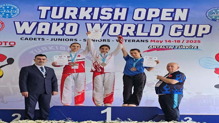 Alya ve Hira kick boksta altın madalya almayı hedefliyor