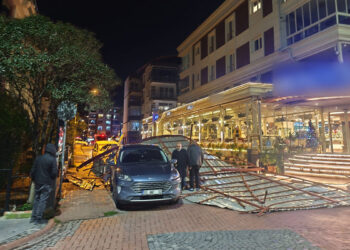 Samsun'da rüzgar çatıyı uçturdu; araçlar hasar gördü