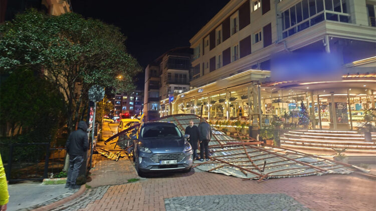Samsun'da rüzgar çatıyı uçturdu; araçlar hasar gördü
