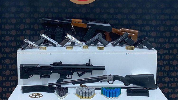 Sanal medyada silahlı paylaşım yapan şüpheliler operasyonla yakalandı