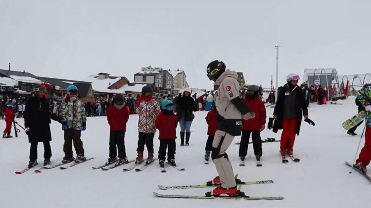Şehit çocuklarına Erciyes Kayak Merkezi’nde kayak eğitimi verildi