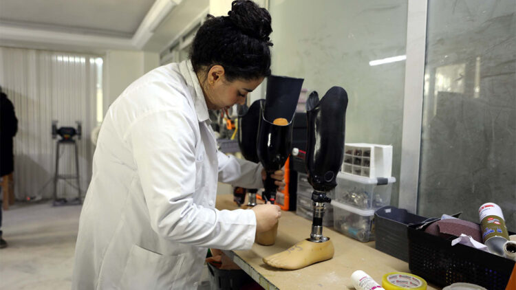 Engelli komşusundan etkilenip ortez-protez merkezi açtı