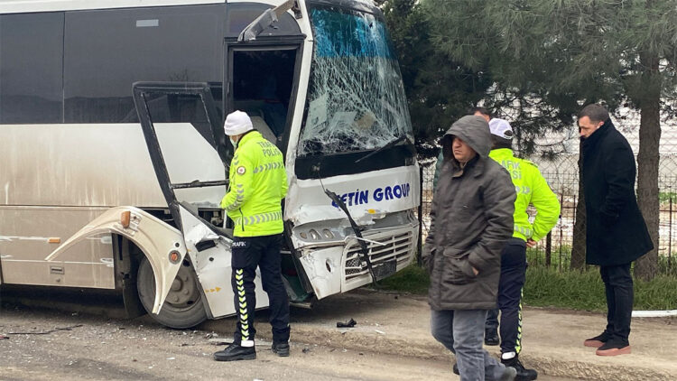 Servis midibüsleri kafa kafaya çarpıştı; 19 yaralı