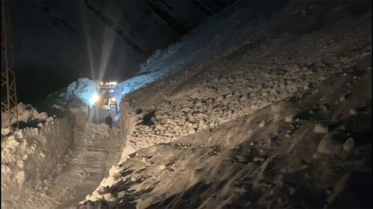 Beytüşşebap'ta yola çığ düştü