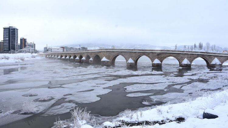Sivas'ta kar yağışı yerini soğuk havaya bıraktı
