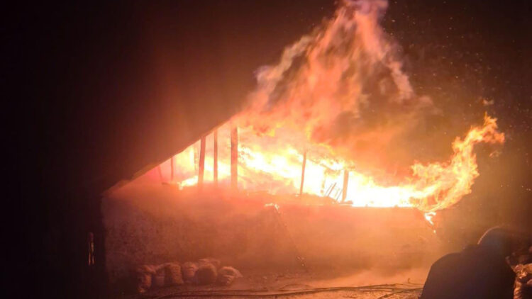 Yangında alevlere teslim olan tek katlı ev küle döndü