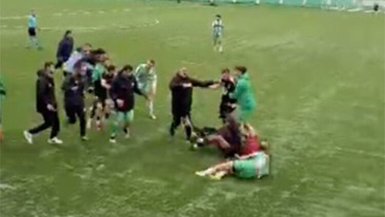 Süper Amatör Lig maçında futbolcular kavga etti