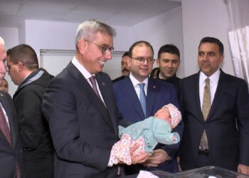 Sağlık Bakanı Memişoğlu, 2026 yılının ilk bebeklerini ziyaret etti