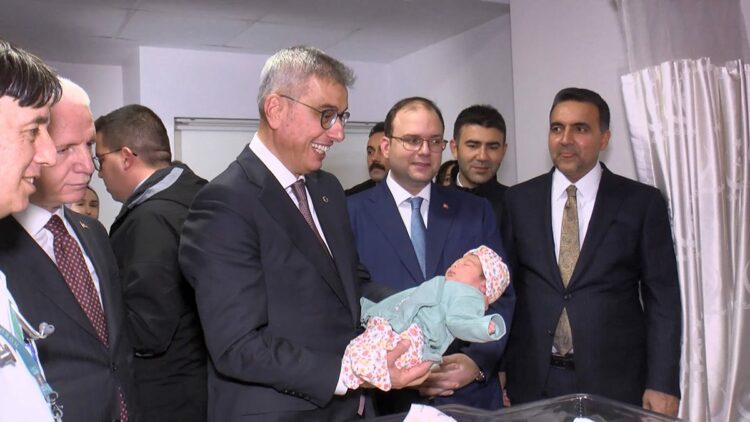 Sağlık Bakanı Memişoğlu, 2026 yılının ilk bebeklerini ziyaret etti
