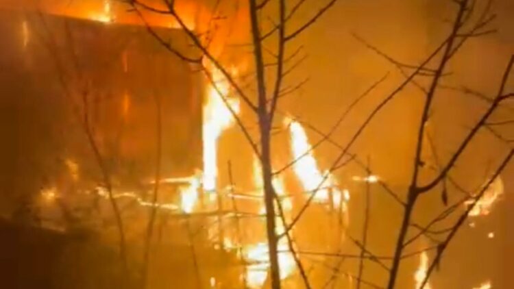 Sancaktepe'de ahşap binada çıkan yangın söndürüldü