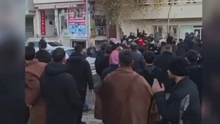 Şanlıurfa'da taşlı-sopalı kavga kamerada