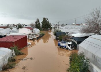 'Sarı kod'la uyarılan Antalya'da tarım alanları su altında kaldı