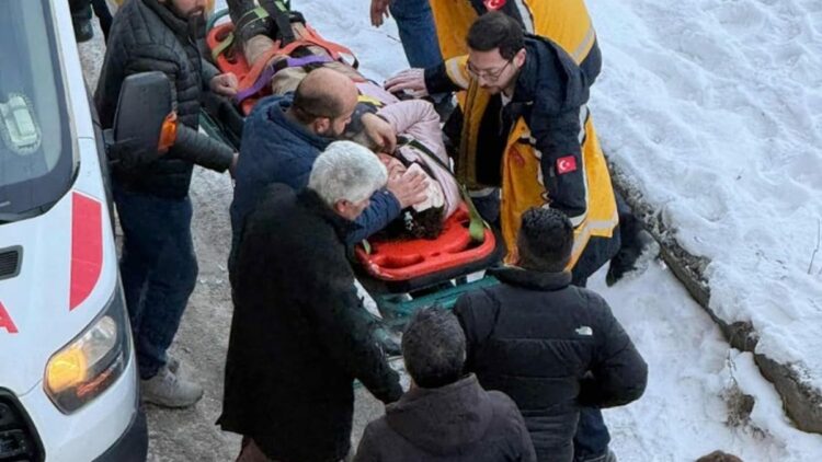 Servis beklerken başına buz sarkıtı düşen öğrenci ağır yaralandı
