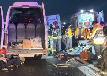 Servis minibüsü, sac yüklü kamyona çarptı: 7 yaralı