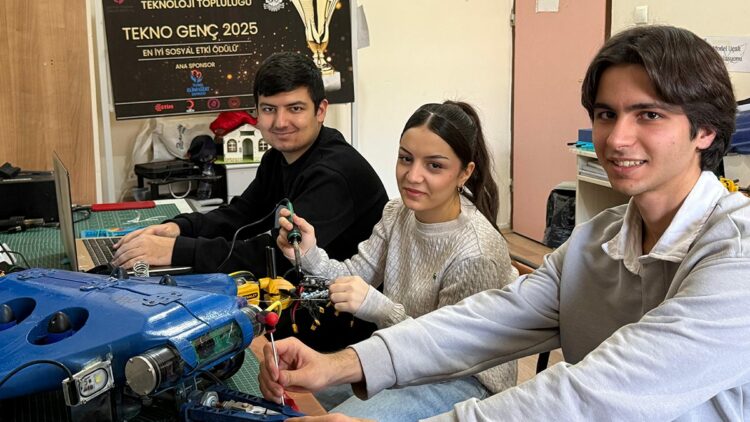 Sevgi Evi'nde yaptıkları sualtı aracıyla TEKNOFEST'te ödül aldılar