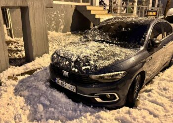 Siirt'te çatılardan düşen kar kütleleri araç ve iş yerlerinde hasara yol açtı