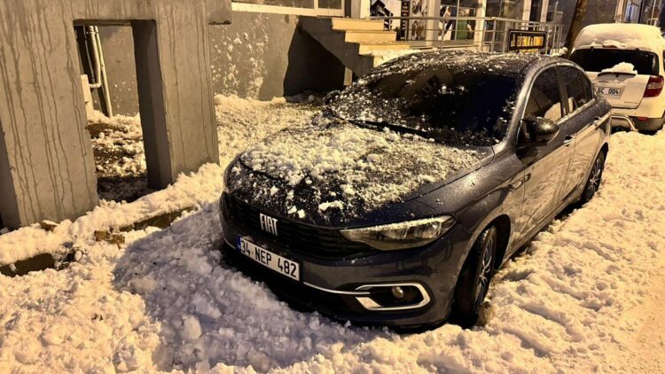 Siirt'te çatılardan düşen kar kütleleri araç ve iş yerlerinde hasara yol açtı
